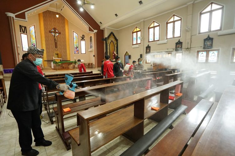 Di tempat ibadah umat Kristiani tersebut, petugas langsung melakukan sterilisasi seluruh sudut ruang gereja dan tempat duduk jamaah.