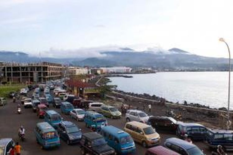 Salah satu ruas jalan di Kota Manado yang terlihat macet.