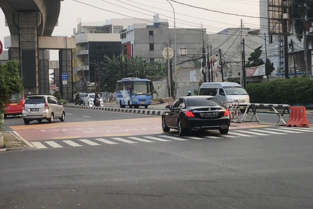 Sejumlah mobil dengan pelat nomor genap menerobos kawasan ganjil genap di Jalan RS Fatmawati, Cilandak, Jakarta Selatan pada Senin (25/10/2021) pagi.