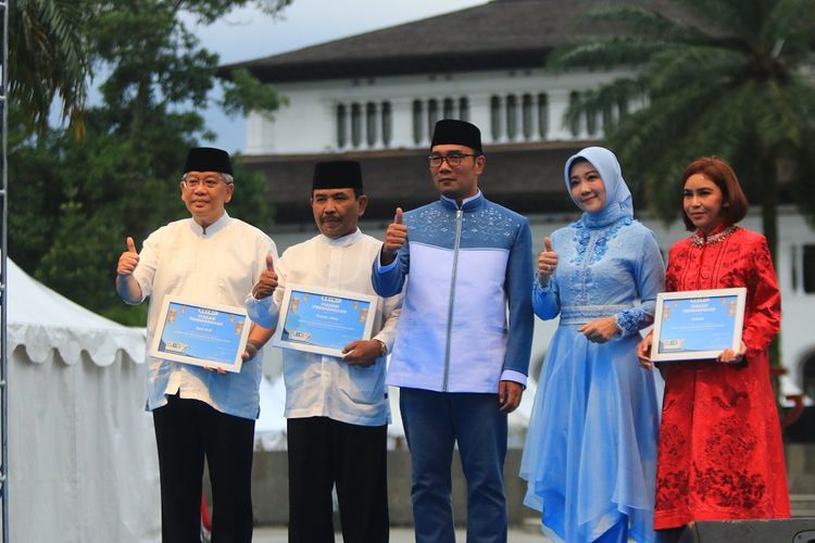 Gubernur Jawa Barat Ridwan Kamil dalam kegiatan Bubos di Gedung Sate, Bandung.
