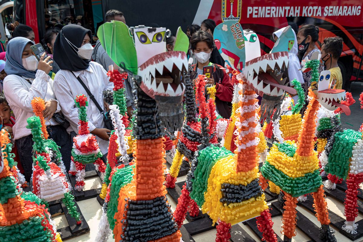 Warga melihat sejumlah replika hewan imajiner Warag Ngendog sebagai simbol akulturasi budaya China, Arab, dan Jawa di Kota Semarang yang dipajang di depan Masjid Agung Semarang saat tradisi Dugderan di Semarang, Jawa Tengah, Kamis (31/3/2022). Tradisi Dugderan untuk menyambut bulan suci Ramadhan yang dimeriahkan dengan berbagai kesenian serta pasar rakyat itu kembali dilaksanakan seiring penurunan kasus COVID-19.