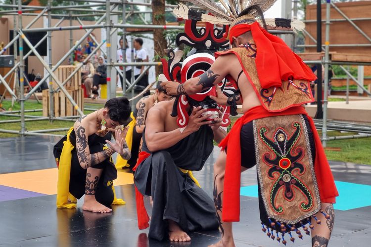 Memberikan bantuan kepada keluarga yang berduka saat tarian Babukung.