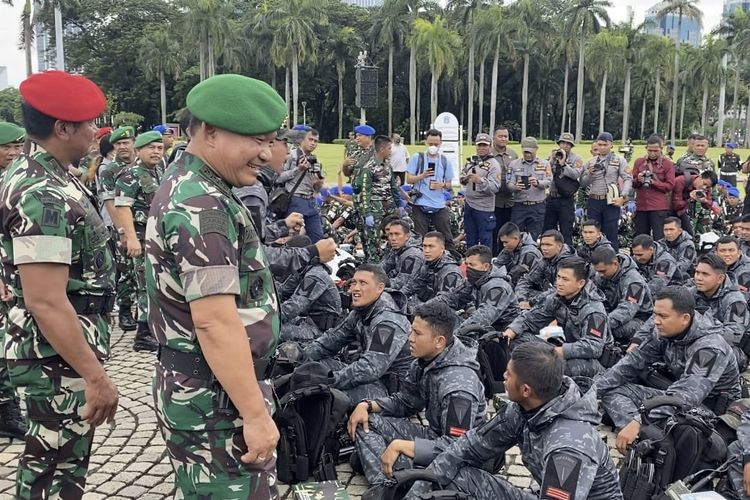 Kepala Staf Angkatan Darat (KSAD) Jenderal Dudung Abdurachman menghampiri prajurit usai memimpin Apel Gelar Pasukan Tahun 2022 yang diikuti 3.451 prajurit di Lapangan Monas, Jakarta, Rabu (26/10/2022) siang.