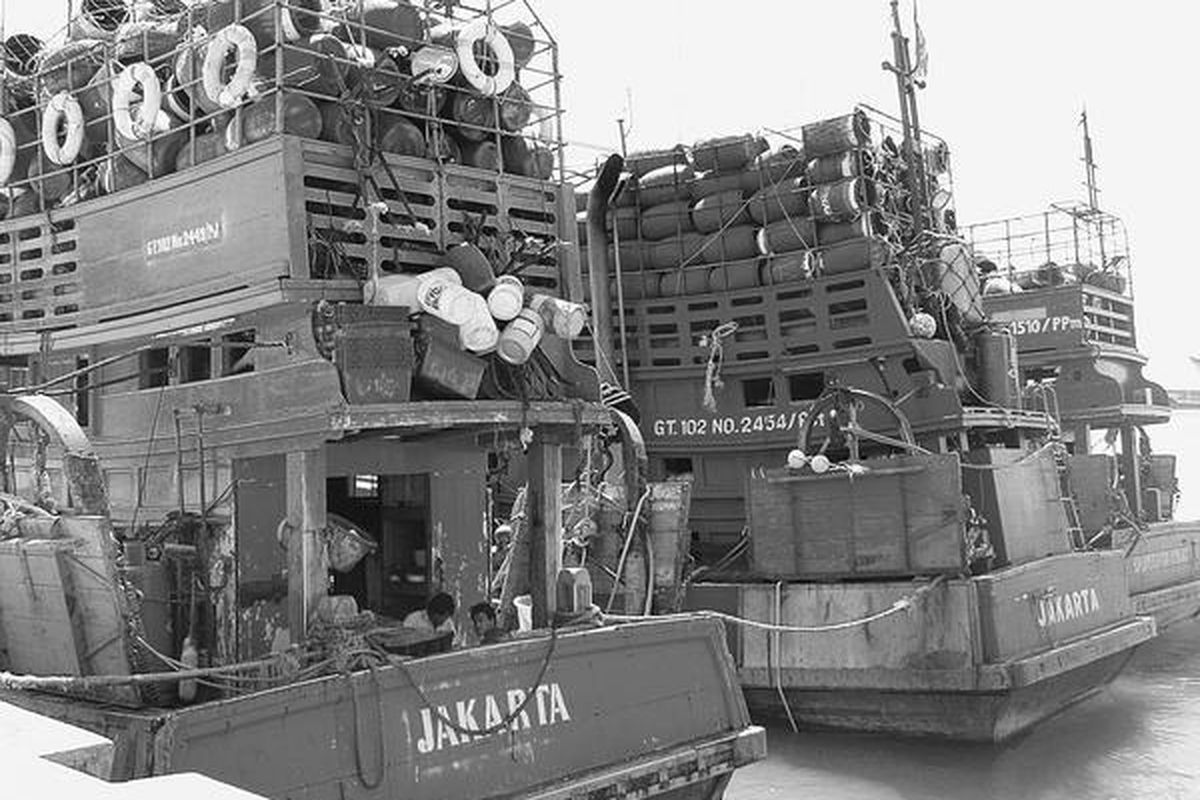 Tiga kapal buatan Thailand berbendera Indonesia ditahan polisi perairan Kepolisian Daerah Kepri. Ketiga kapal itu menggunakan nakhoda asal Thailand begitu pula awaknya. Kapal-kapal tersebut diduga melanggar area penangkapan ikan dan diduga melakukan alih muatan kapal di laut.