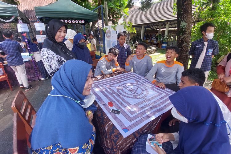 Guru dan siswa SMP Negeri 2 Salatiga bermain game dengan tema sejarah Salatiga