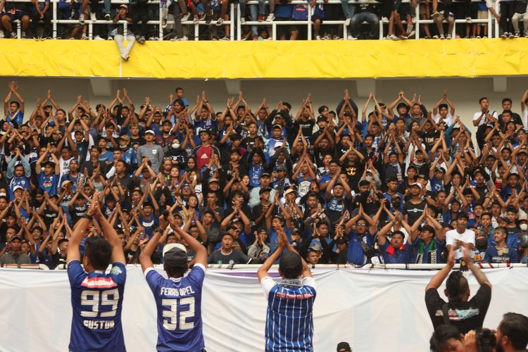 Tokoh suporter Arema FC, Yuli Sumpil (dua dari kanan depan), menyapa capo PSIS Semarang dan suporter di tribun selatan Stadion Jatidiri, Kamis (7/7/2022). 