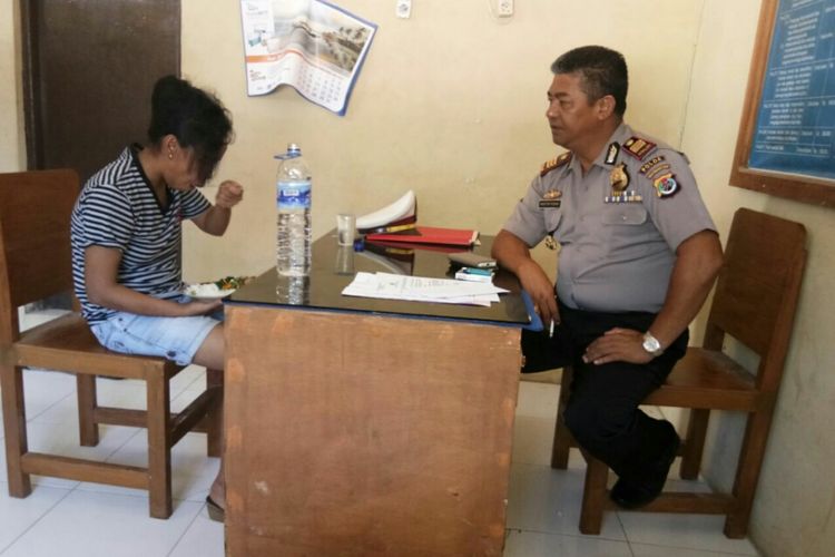 Sherli Marlinton Woda (30) saat diambil keterangannya oleh polisi, Jumat (30/6/2017)