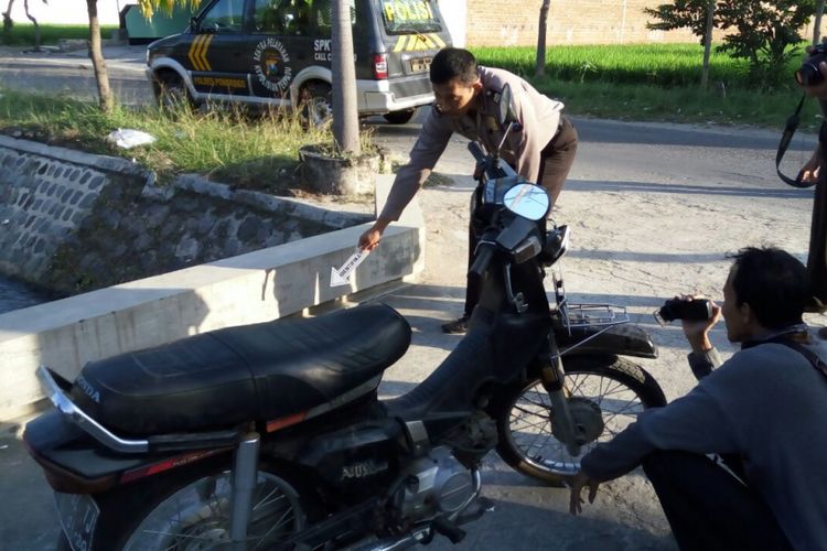 Aparat Polsek Siman melakukan olah tempat kejadian perkara (TKP) penemuan mayat kakek Kaserin (75), warga Dukuh Tenggang, Desa Ngrupit, Kecamatan Jenangan, Kabupaten Ponorogo. Kakek tersebut ditemukan tewas di sungai tak jauh dari rumahnya, Rabu ( 12/7/2017) pagi. 