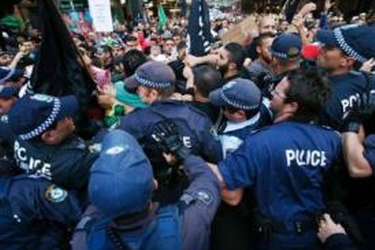 Polisi dan massa pengunjuk rasa film anti-Islam bentrok di Sydney (16/9/2012)