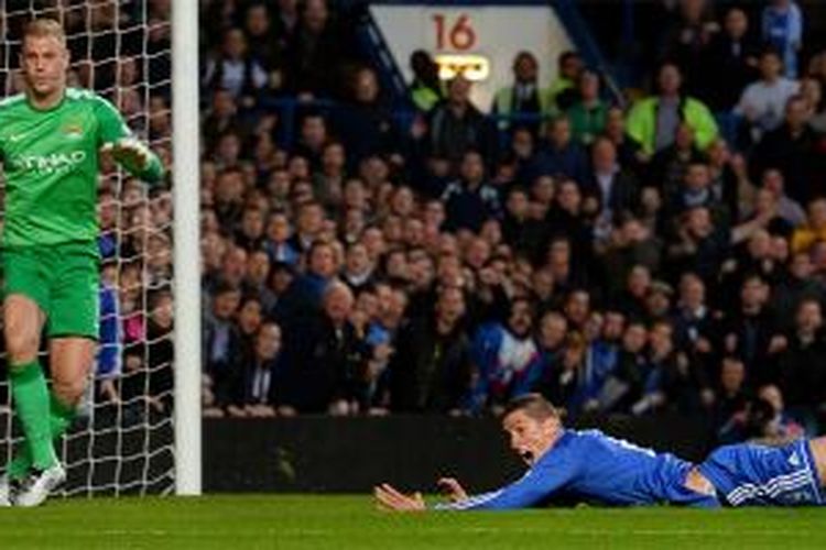 Striker Chelsea, Fernando Torres (kanan), bereaksi setelah gagal mencetak gol dalam laga di Stamford Bridge, Minggu (27/10/2013). Sementara itu penjaga gawang Manchester City, Joe Hart, berusaha mengejar bola.