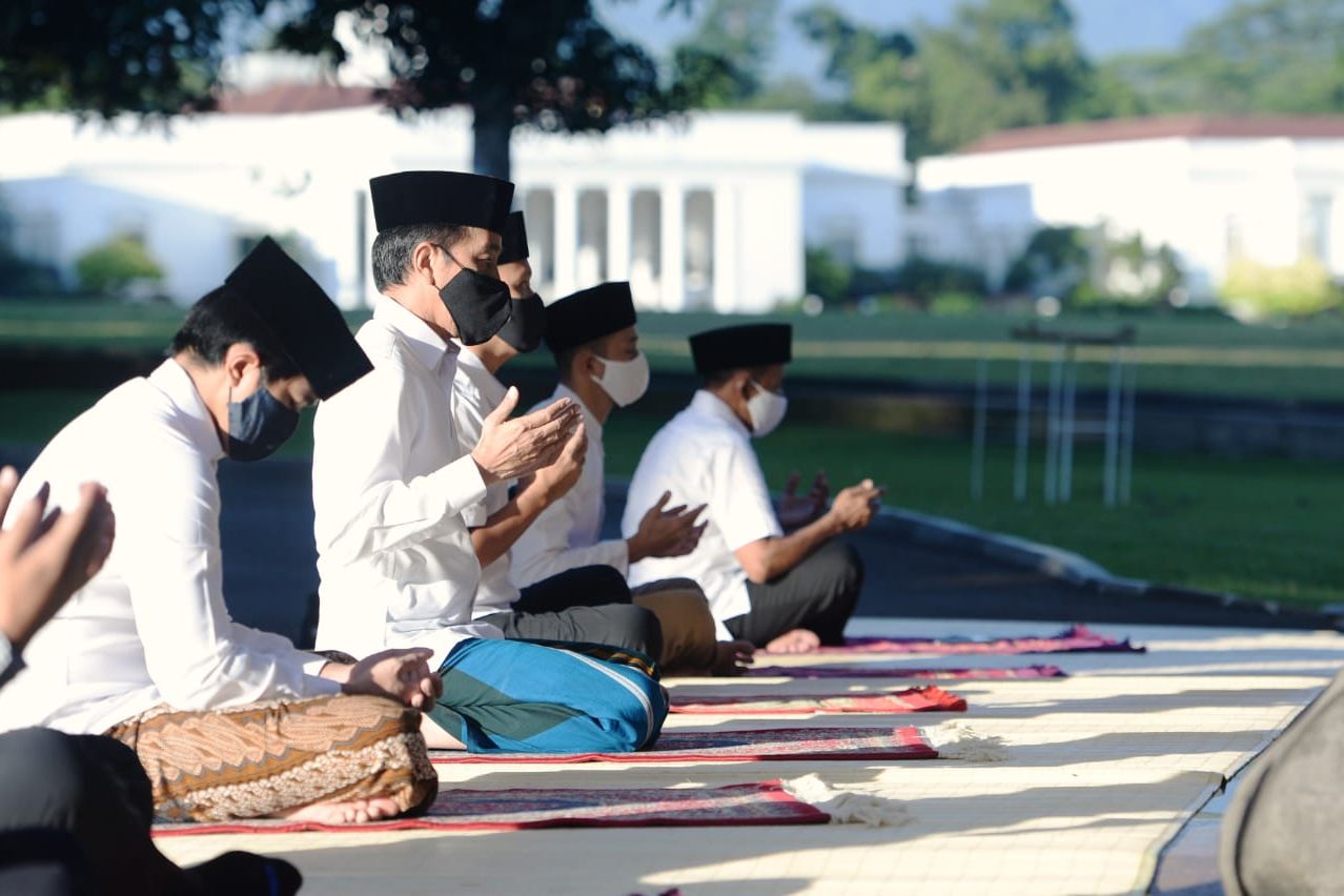 Bersama Iriana dan Kaesang, Jokowi Laksanakan Shalat Id di Halaman Istana Bogor