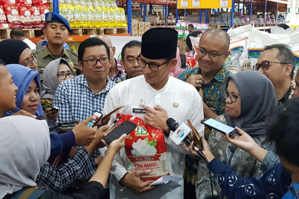 Sandiaga Uno pastikan stok pangan Lebaran aman tanpa kenaikan di Pasar Induk Kramat Jati, Jakarta Timur, Jumat (4/5/2018)