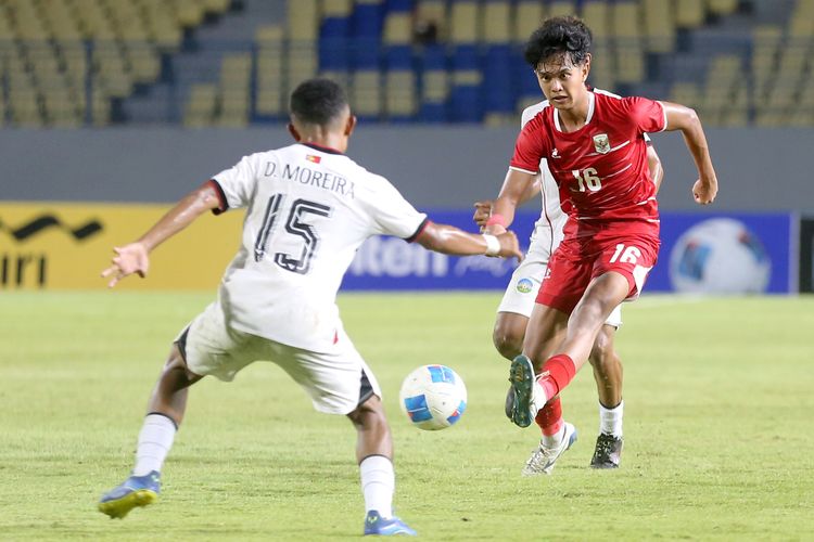 Pemain timnas u17 Indonesia Pandu Aryo Wicaksono melepas tendangan saat berhadapan dengan pemain Timor Leste pada laga pertama babak penyisihan Grup A ASEAN U17 Championship 2026 yang berakhir dengan skor 4-0 di Stadion Joko Samudro Gresik, Jawa Timur, Senin (13/4/2026) malam.