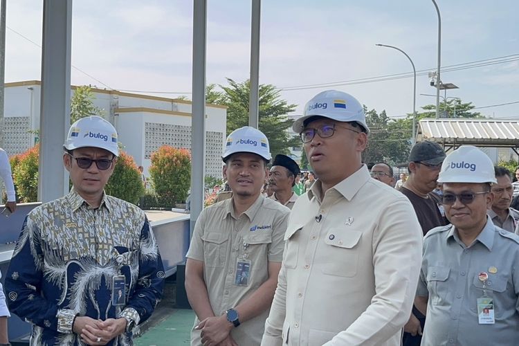 Pastikan Arahan Prabowo Dijalankan, Wamentan Tinjau Sentra Penggilingan Padi Bulog Karawang