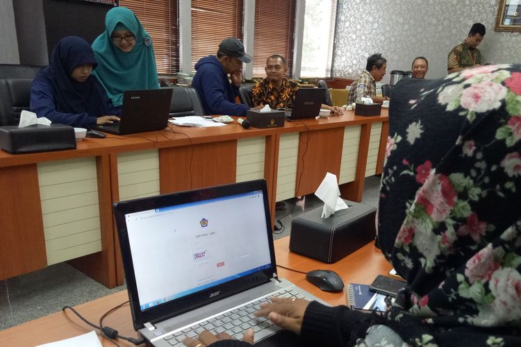Para wajib pajak mengisi data pelaporan pajak SPT melalui e-Filing di Kanwil DJP Jateng II Manahan, Solo, Jateng, Jumat (15/3/2019).