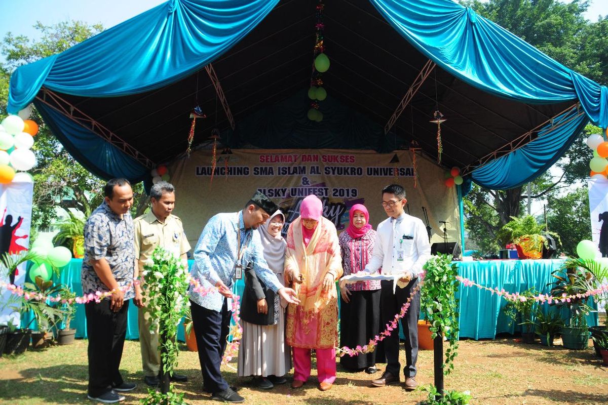 Jajaran direksi Dompet Dhuafa dan pengurus Yayasan Al Syukro Universal, secara simbolis meresmikan sekolah menengah atas dari pengembangan wakaf pendidikan.