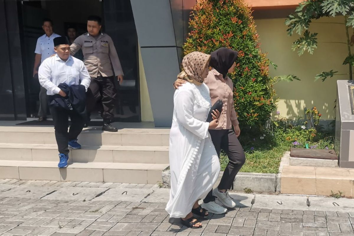 Pasangan pembuang bayi saat menuju Masjid Al Aziz di Mapolres Gresik, Jawa Timur, untuk melangsungkan acara pernikahan, Kamis (5/10/2023)
