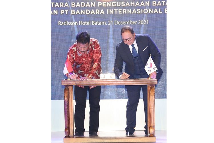 Kepala BP Batam, Muhammad Rudi bersama Direktur Utama PT Bandara Internasional Batam (BUP Konsorsium) Pikri Ilham K., melaksanakan penandatanganan Perjanjian Kerja Sama Pemerintah dengan Badan Usaha (KPBU) Bandar Udara Hang Nadim, Selasa (21/12/2021), bertempat di Radisson Hotel. 