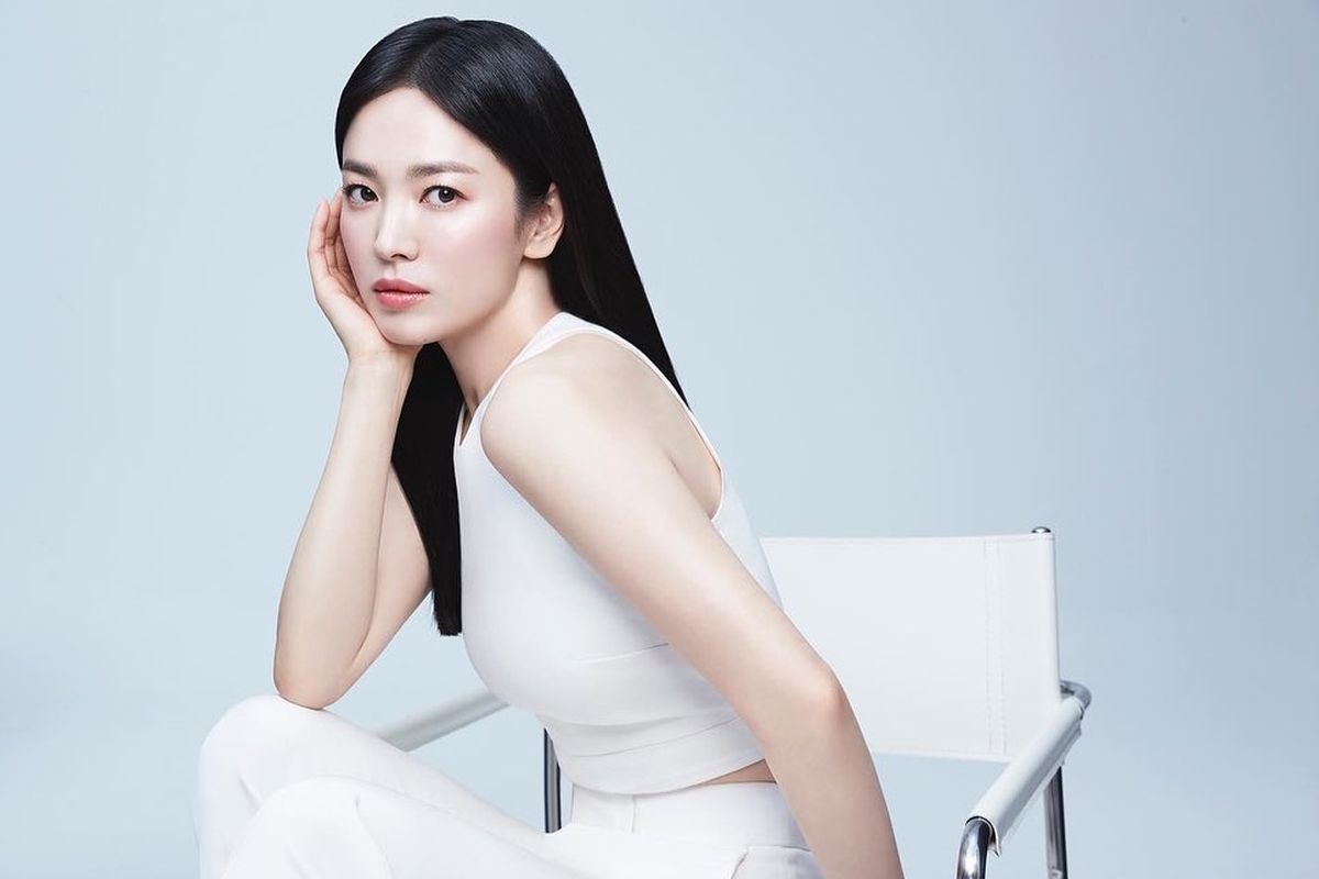 Makeup glass skin seperti yang digunakan aktris Korea Selatan Song Hye Kyo, kini menjadi tren gaya makeup untuk pernikahan. 