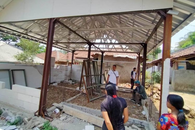 Kondisi bangunan rumah warga korban gempa Cianjur, Jawa Barat yang pembangunannya terbengkalai dan ditinggalkan pihak pelaksana.