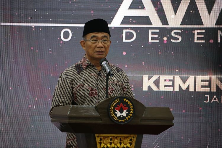 Menteri Koordinator Bidang Pembangunan Manusia dan Kebudayaan (Menko PMK) Muhadjir Effendy menyampaikan sambutan dalam acara Germas Award di Gedung Kemenko PMK, Jakarta, Selasa (6/12/2022).