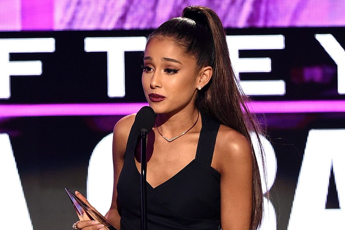 Penyanyi Ariana Grande menerima penghargaan Artist of the Year pada American Music Awards di Los Angeles, California, pada 20 November 2016. Serangan bom terjadi di konsernya di Manchester, Inggris, Senin (22/5/2017), dan mengakibatkan 22 orang tewas dan puluhan lainnya terluka.