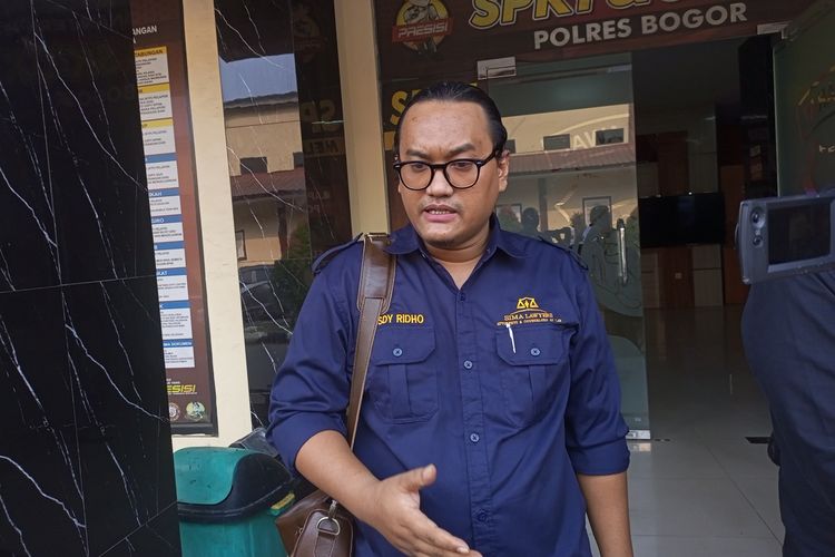 Ibu Siti Maulia (37) dan Ibu Dian (33), dua ibu dari bayi tertukar datang didampingi suami dan dan para kuasa hukumnya melaporkan RS Sentosa ke Unit Reskrim, Mapolres Bogor, Cibinong, Kabupaten Bogor, Jawa Barat, Jumat (1/9/2023)..