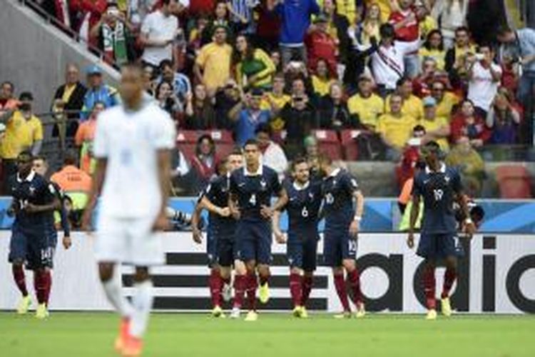 Para pemain Perancis saat merayakan gol Karim Benzema ke gawang Honduras pada pertandingan Grup E Piala Dunia 2014 di Stadion Beira-Rio, Minggu atau Senin (16/6/2014) dini hari WIB.