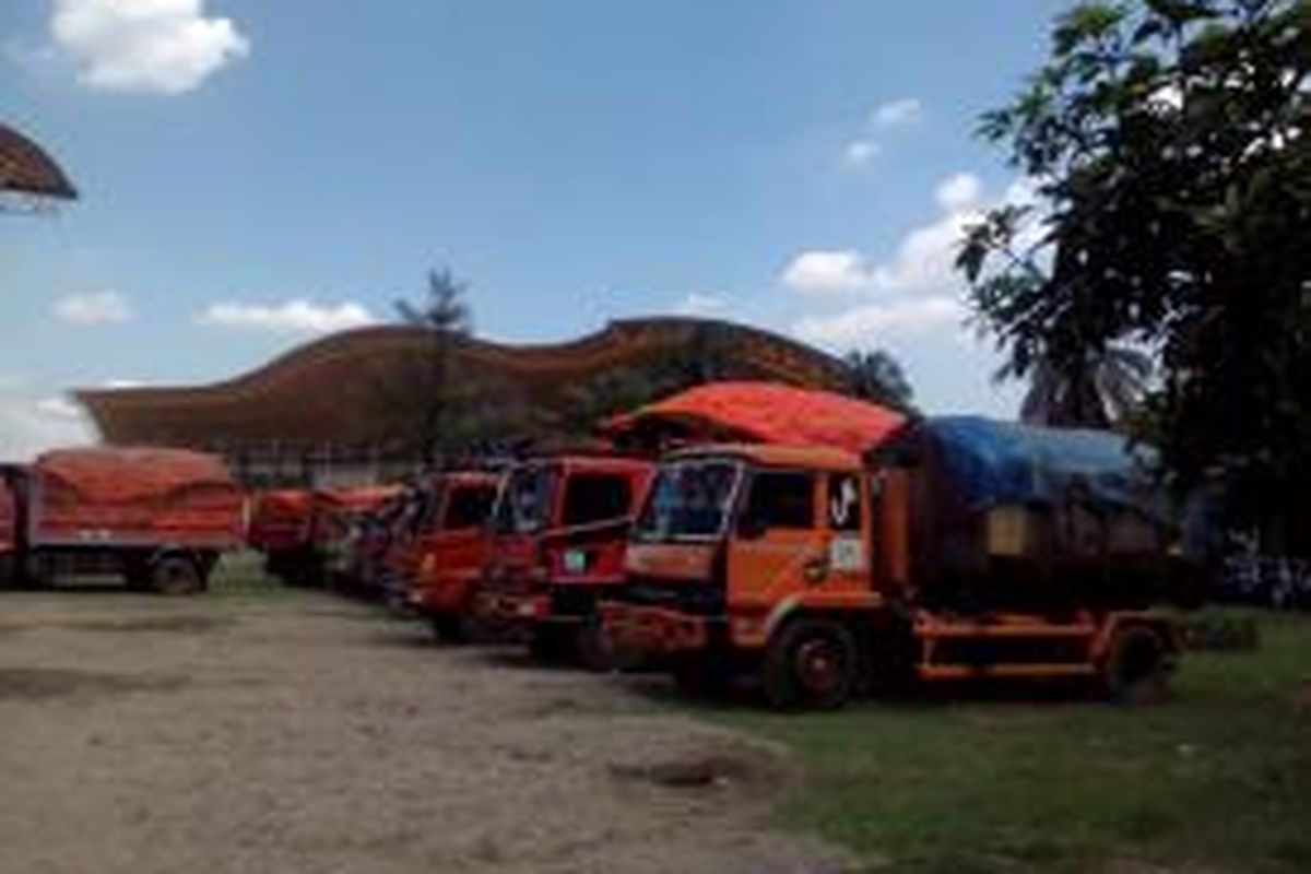 Truk sampah DKI yang dikandangkan oleh Dishub Bekasi karena melanggar jam operasional. Foto ini diambil pada 28 Maret 2014.