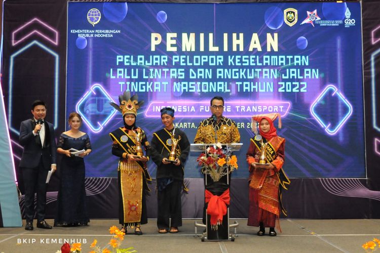 Menteri Perhubungan Budi Karya Sumadi bersama para pemenang Pemilihan Pelajar Pelopor Keselamatan Lalu Lintas dan Angkutan Jalan Tingkat Nasional Tahun 2022 di Gedung Kemenhub, Kamis (15/9/2022).