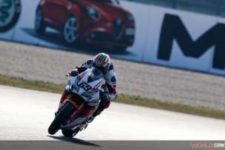 Pebalap Superbike asal Amerika Serikat, Nicky Hayden, memacu motornya pada sesi latihan bebas kedua GP Jerman di Lausitzring, Jumat (16/9/2016).