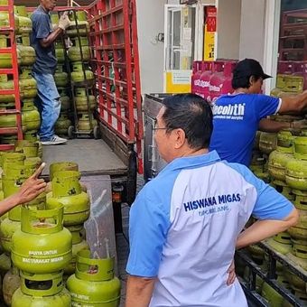 Warga sedang membeli elpiji 3 kg di pangkalan elpiji di Jalan Soekarno-Hatta, Kelurahan Karanganyar, Kecamatan Panggungrejo Kota Pasuruan untuk mendapatkan elpiji sesuai HET yakni Rp. 18 ribu, Rabu (15/01/2025). 