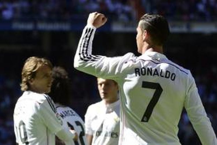 Striker Real Madrid, Cristiano Ronaldo, merayakan gol ke gawang Granada pada laga Divisi Primera di Stadion Santiago Bernabeu, Madrid, Minggu (5/4/2015).