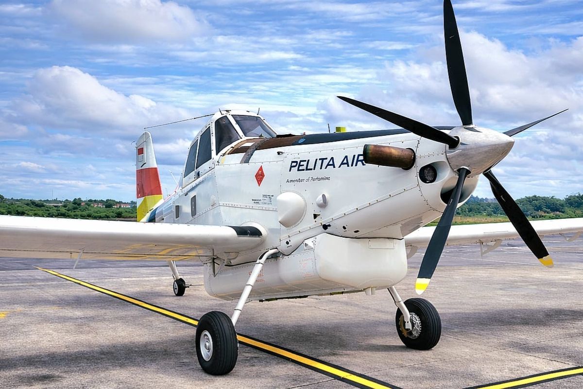 Pesawat PT Pelita Air Service dengan nama Air Tractor AT-802 dan registrasi PK-PAA.