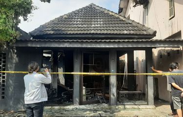 Garis Polisi terpasang di depan ruang pertemuan yang rusak di daerah Babarsar, Kecamatan Depok, Kabupaten Sleman.