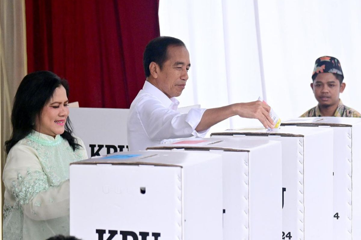 Presiden Joko Widodo dan Ibu Iriana Joko Widodo saat memasukkan surat suara ke kotak suara setelah mencoblos untuk Pemilu 2024 di TPS 10 Gambir, Jakarta Pusat, Rabu (14/2/2024).