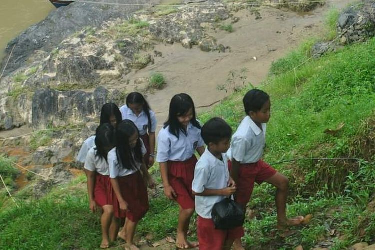 Ganbaran anak anak sekolah di perbatasan RI Malaysia, Lumbis, Nunukan, Kaltara. Berangkat pagi buta dengan perahu tanpa sepatu demi bersekolah