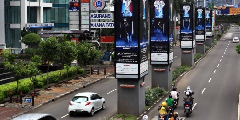 Tiang-tiang monorel milik Adhi Karya di Kawasan Kuningan, Jakarta Selatan