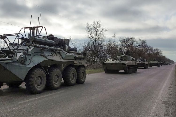 Konvoi militer Rusia bergerak di jalan raya di daerah yang dikuasai oleh pasukan separatis dukungan Rusia di dekat Mariupol, Ukraina, Sabtu, 16 April 2022.