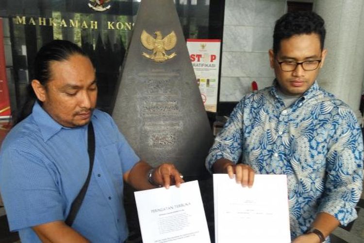 Dua anggota koalisi masyarakat sipil selamatkan MK, yakni Ketua Divisi Advokasi Yayasan Lembaga Bantuan Hukum Indonesia, Bahrain, dan Peneliti dari Divisi Hukum dan Monitoring Peradilan ICW, Aradila Cesar, usai menyampaikan surat peringatan terbuka terhadap Dewan Etik MK, Kamis (1/2/2016).