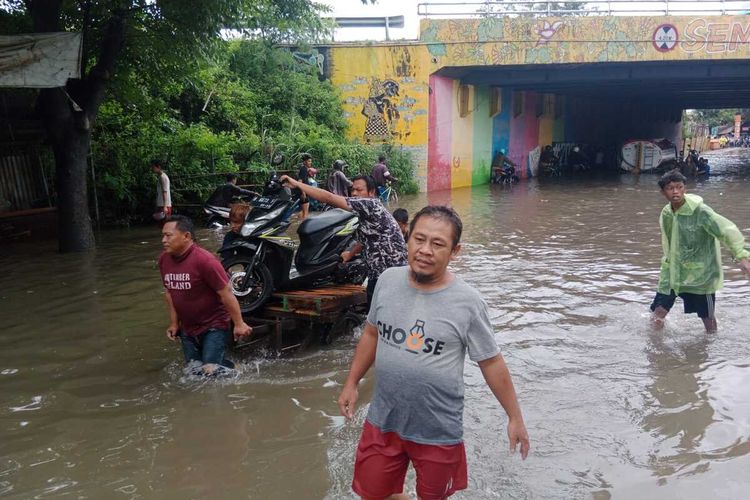 Warga Semarang manfaatkan gerobak jadi ojek apung saat banjir di dekat USM. Sabtu (31/12/2022)