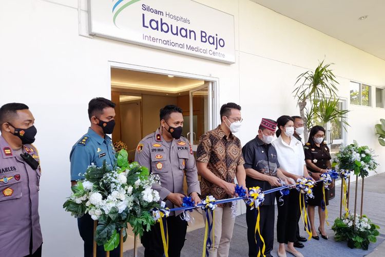 Wakil Bupati Manggarai Barat Yulianus Weng dan Vice President Siloam Hospitar Grup Caroline Riady meresmikan International Medical Centre di RS Siloam Labuan Bajo, NTT, Kamis (16/6/2022) 