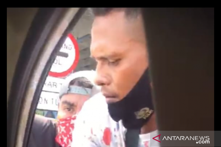 angkapan layar video viral di media sosial dengan narasi mobil anggota TNI AD dikerubuti oleh sekelompok mata elang di Koja, Jakarta Utara, Kamis (6/5/2021). 