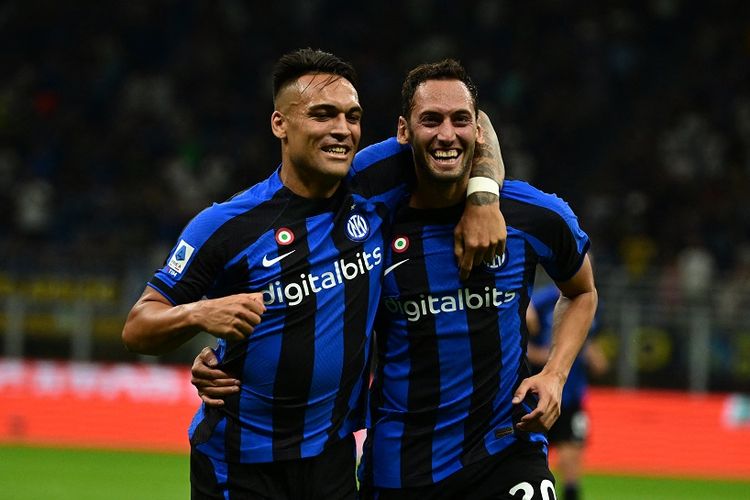 Gelandang Inter MIlan Hakan Calhanoglu (kanan) merayakan golnya ke gawang Spezia bersama Lautaro Martinez (kiri) dalam laga lanjutan Serie A, kasta tertinggi Liga Italia, musim 2022-2023 di Stadion Giuseppe Meazza pada Minggu (21/8/2022) dini hari WIB. Terkini, Inter Milan akan menjamu Empoli pada pekan ke-19 Liga Italia 2022-2023. Di artikel ini tersaji link live streaming Inter vs Empoli.