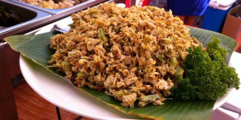 Lawar Ayam khas Bali di Warung Legian pada Bazar Indonesia, di Brussel, Belgia, Minggu (30/8/2015).