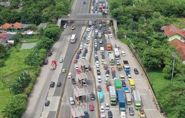 Sejumlah kendaraan mengantre sebelum memasuki gerbang Tol Cikupa, Kabupaten Tangerang, Banten, Kamis (28/4/2022). Para pengguna jalan tol tersebut mayoritas merupakan pemudik yang akan menuju Pulau Sumatera melalui Pelabuhan Merak.