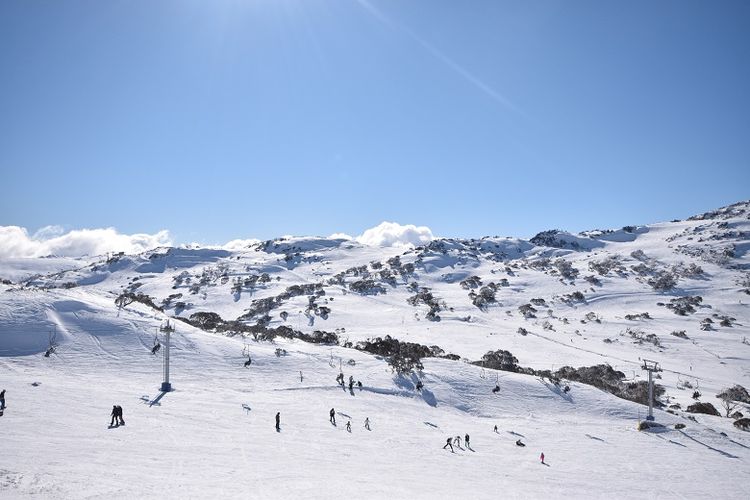 Wisatawan bermain ski di Perisher Valler, Snowy Mountains, New South Wales, Australia. 