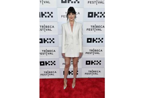 Gaya Dakota Johnson, Pakai Blazer Mini Dress 