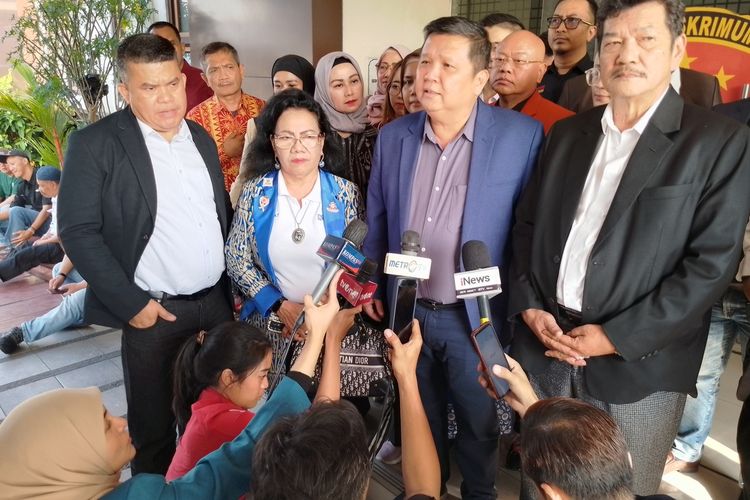 Pengacara Jutek Bongso dan Rully Panggabean saat memberikan keterangan kepada awak media di gedung Ditreskrimum Polda Jabar, Rabu (19/6/2024).