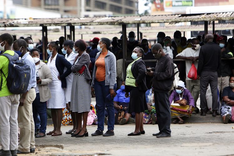 Pemerintah Zimbabwe mengatakan akan berhenti membayar gaji staf yang tidak divaksinasi Covid-19, setelah lebih dari satu tahun sebagian besar pegawai pemerintah bekerja dari rumah, media pemerintah melaporkan Selasa, 15 Februari 2022.